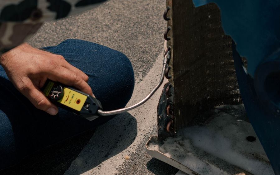 Técnico realizando mantenimiento de aire acondicionado