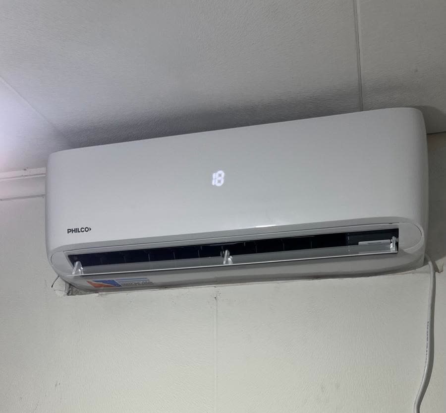 Equipo de aire acondicionado split instalado en una pared interior