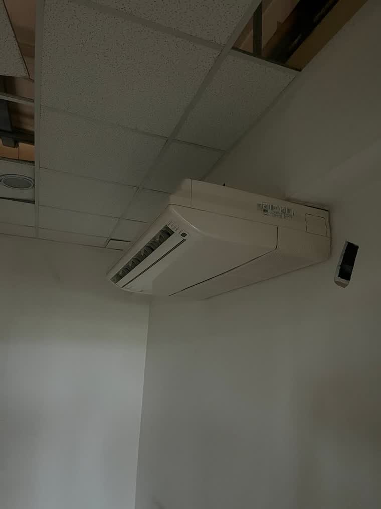 Equipo de aire acondicionado en el techo de un local