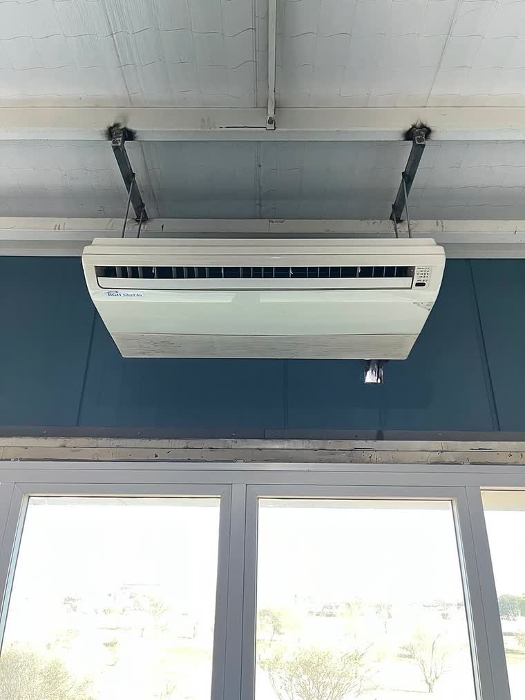 Equipo de aire acondicionado instalado sobre una ventana
