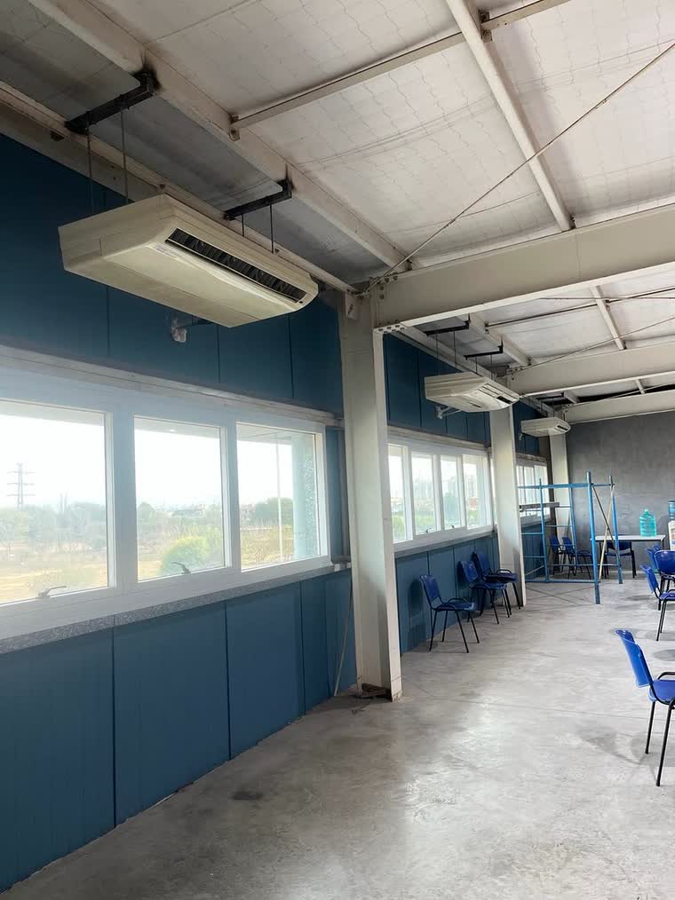 Varios equipos de aire acondicionado en un salón